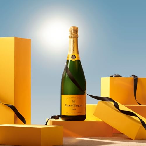 goldgelbe Farbe mit feinen Perlen - Detailansicht von Veuve Clicquot Yellow Brut Geschenk 0,75L – Dealfoxx.de