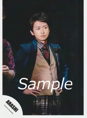 Amazon 大野智 嵐 公式生写真 Zero G 衣装紺 ベージュ 赤 茶色 白 口閉じ 背景黒 アイドル 芸能人グッズ 通販