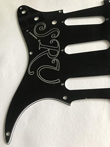 Pickguard pour guitare US Fender 57′ 8 vis SRV Logo Strat - Les Beatles, Paul McCartney, John Lennon, RIngo Starr, George Harrison Pickguard pour guitare US Fender 57' 8 vis SRV Logo Strat – Image 6