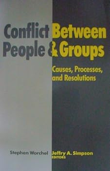 Paperback Conflict Between People and Groups: Causes, Processes, and Resolutions (Nelson-Hall Series in Psychology) Book