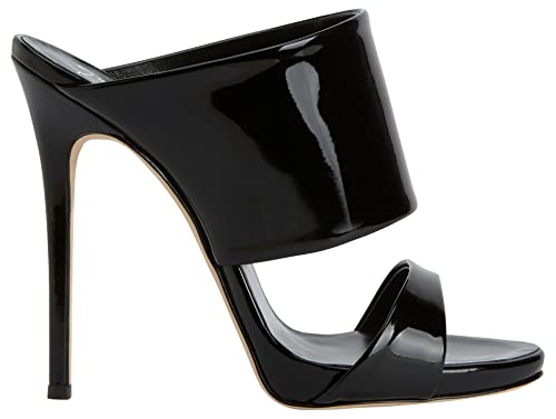 Canadian Man Arrested in Deadly Smuggling Operation That Killed Family of Four on U.S. Northern Border 4 Andrea Sandals