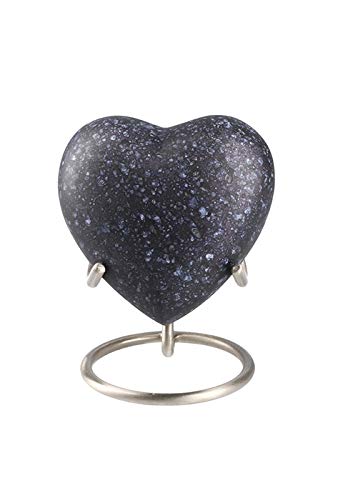 Petite urne funéraire coeur Embrace aspect granit et son support de présentation