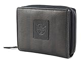 Zeitloses Design, eine hochwertige Verarbeitung sowie eine alltagstaugliche Ausstattung zeichnen die CHIEMSEE Geldbörse in besonderer Weise aus. Mit diesem Begleiter werden Sie lange Freude haben! Maße: 13 x 10 x 3 cm