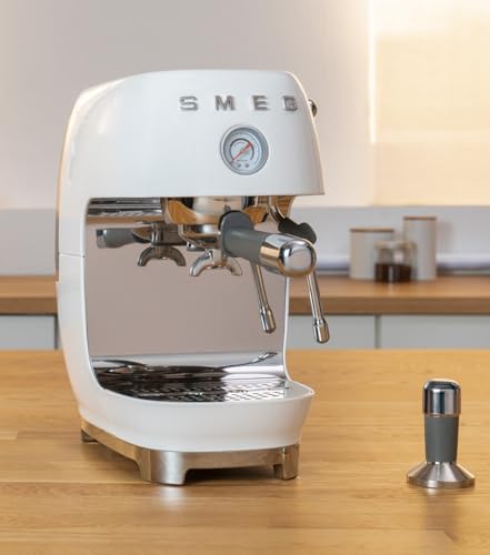 Smeg, Machine à Café Espresso Manuelle ECF03WHEU, Thermoblock, Fonction Cold Brew, Buse Vapeur et Manomètre, Réservoir de 1,4 L, 1650 W, Blanc
