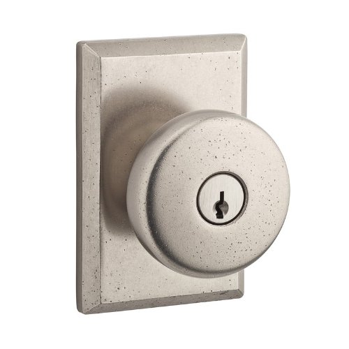 Bouton de porte Baldwin pour sécuriser une entrée principale avec élégance rustique