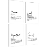 GAMING GADGET WANDBILDER: Die 4x Gamer Deko Posters passen perfekt für das Gaming Setup. Die Typographie Bilder werten dein Gaming Zone auf. Coole stylische Eyecatcher Gaming Poster für die Wand.