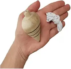 PIÃO COM FIEIRA EM MADEIRA BRINQUEDO TRADICIONAL CLÁSSICO