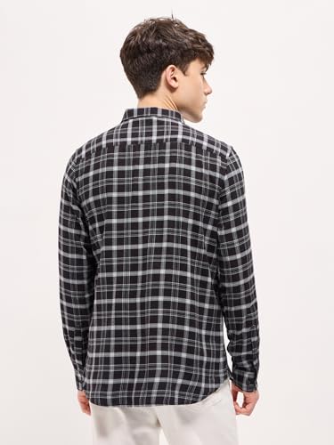 Image of THE BEAR HOUSE Men Spread Collar Checked Cotton Slim Fit Shirt