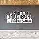 Vinyl-Wandaufkleber – We Don’t Do Average We Do Awesome – Motivierende Zitate für das Büro – Bürodekoration – Bürowand-Vinyl – Weiß – klein – WS18