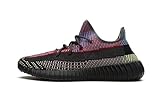 Una franja negra sólida pasa por el lado lateral en monofilamento translúcido para contrastar la intrincada coloración. Redondeando el diseño es una entresuela opaca que alberga la amplia amortiguación de espuma Boost de Yeezy 350 V2