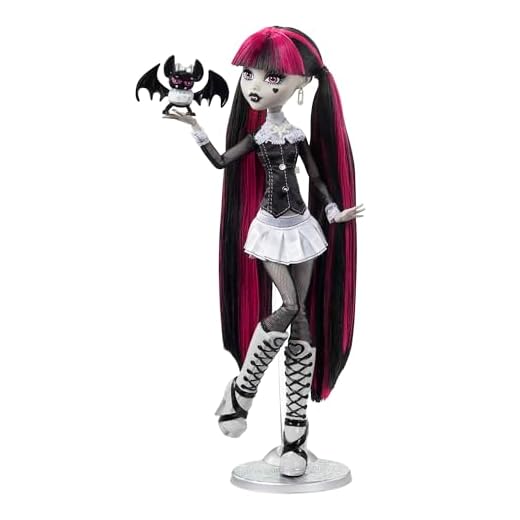 Monster High Drame au Cinéma Poupée Draculaura, poupée de collection en noir et blanc avec mini-affiche de film et affiche de film grandeur nature, thème films d’horreur, jouets et cadeaux, HKN27
