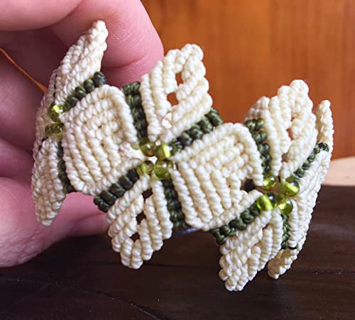 Pulsera ancha macramé amarilla y verde hojas hecha a mano con hilo encerado.Cierra con botón Mide aprox.17 cm. de largo y 4 cm.de ancho