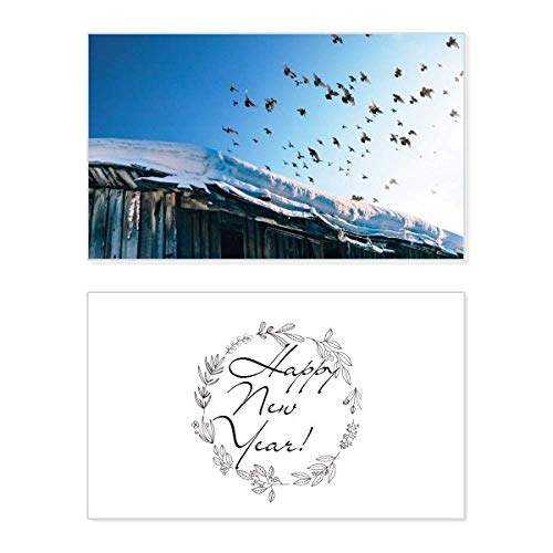 Tarjeta de Año Nuevo con diseño invernal de pájaros en la nieve para decorar tus regalos