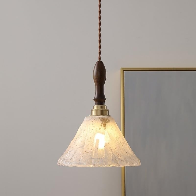 Luminaire suspendu en verre blanc idéal pour éclairer un balcon abrité