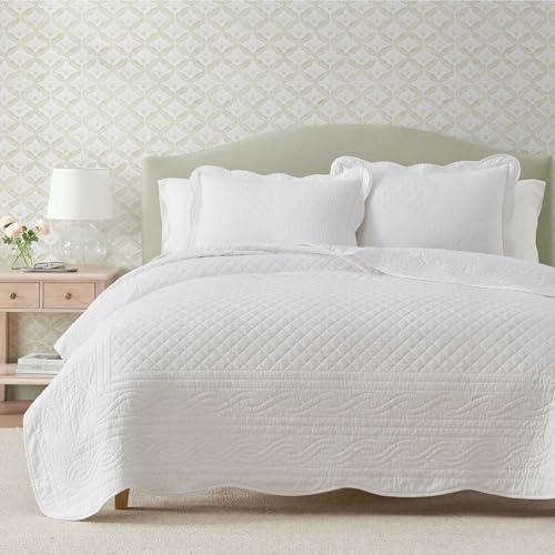 Image of Martha Stewart - Twin Size Quilt Set, Soft & Breathable Cotton Percale Quilted Bedding with Matching Pillowcase, Scalloped Edge Bed Set, Vintage Scallop White