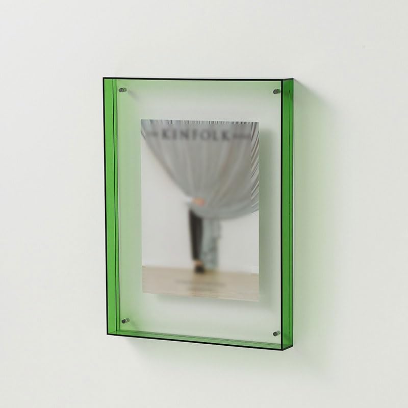 Cadre photo acrylique transparent suspendu idée déco murale salon et chambre adulte