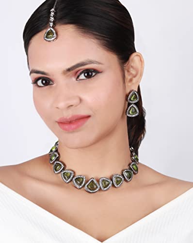 Juego de joyas Kundan triangular negro con maangtikka de latón artesanal para mujer 4