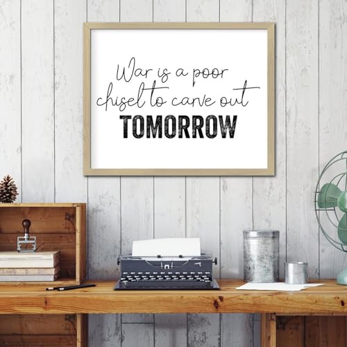 Modernes, gerahmtes Holzschild, englische Aufschrift 'War Is A Poor Chisel...