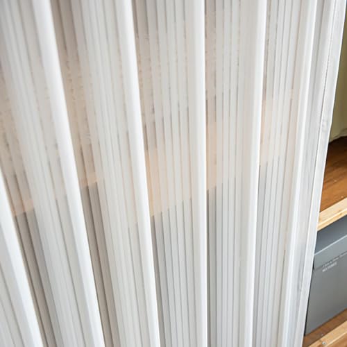 Cortinas debajo del fregadero para organizar el almacenamiento diario 4