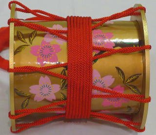 Amazon.co.jp: 金鞨鼓（バチ付）踊り用小道具 カッコ きんかっこ
