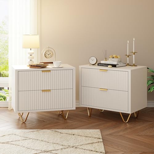 Stile Moderno: Questa cassettiera ha frontali dei cassetti scanalati con eleganti maniglie e gambe dorate, che donano un aspetto moderno e chic a ogni ambiente. Il piano d'appoggio superiore offre spazio per decorazioni e oggetti quotidiani