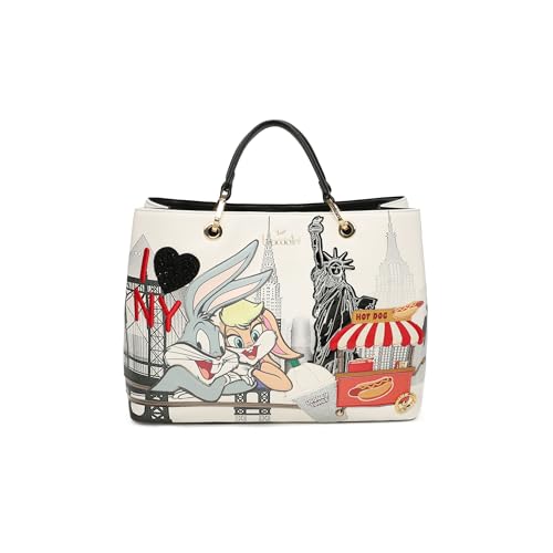 Borsa a mano in similpelle con doppi manici e tracolla in nastro logato, regolabile e removibile per una doppia portabilità. Il design è vivacemente decorato con una stampa ispirata alla città di New York, con Bugs Bunny e Lola Bunny protagonisti di una scena divertente e romantica. Dettagli glitter, patch 3D e ricami rendono l’accessorio unico e scenografico. Perfetta per chi vuole portare con sé l’energia e l’ironia della Grande Mela.
