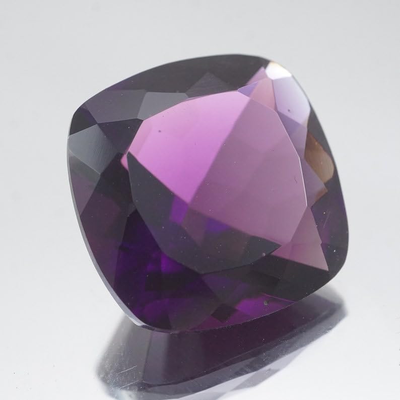 Saphir violet de 12mm en taille coussin pour création de haute joaillerie