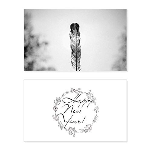 Tarjeta conmemorativa de Año Nuevo con plumas silvestres para sorprender con mensajes de afecto