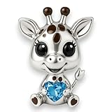 Cette jolie girafe conquiert les cœurs dans la tempête. Avec ses grands yeux brillants, ses détails conçus avec amour et son cœur bleu scintillant dans ses petites pattes, ce charm n'est pas seulement un bel accessoire, mais une véritable déclaration pour les amoureux des animaux et les romantiques. Fabriqué en argent sterling 925 de haute qualité et décoré à la main avec un émail marron et un cœur en zircone cubique. Cadeau parfait pour quelqu'un de spécial ou pour compléter votre bracelet personnel.