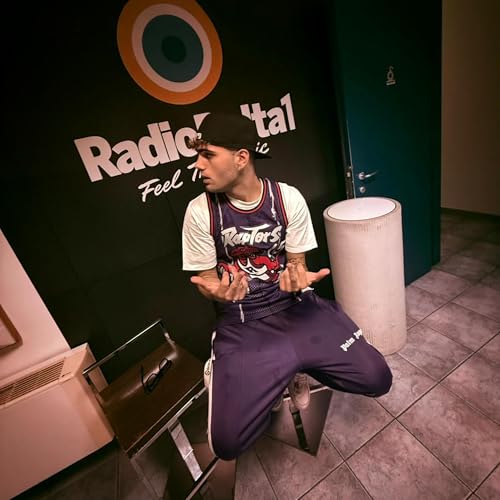 Manuel Berardi negli studi di Radio Delta 1 per il suo ultimo pezzo Podcast Por  arte de portada