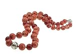 ein warmer Rotfarbton ein Schmuck Accessoire zu Naturfarben