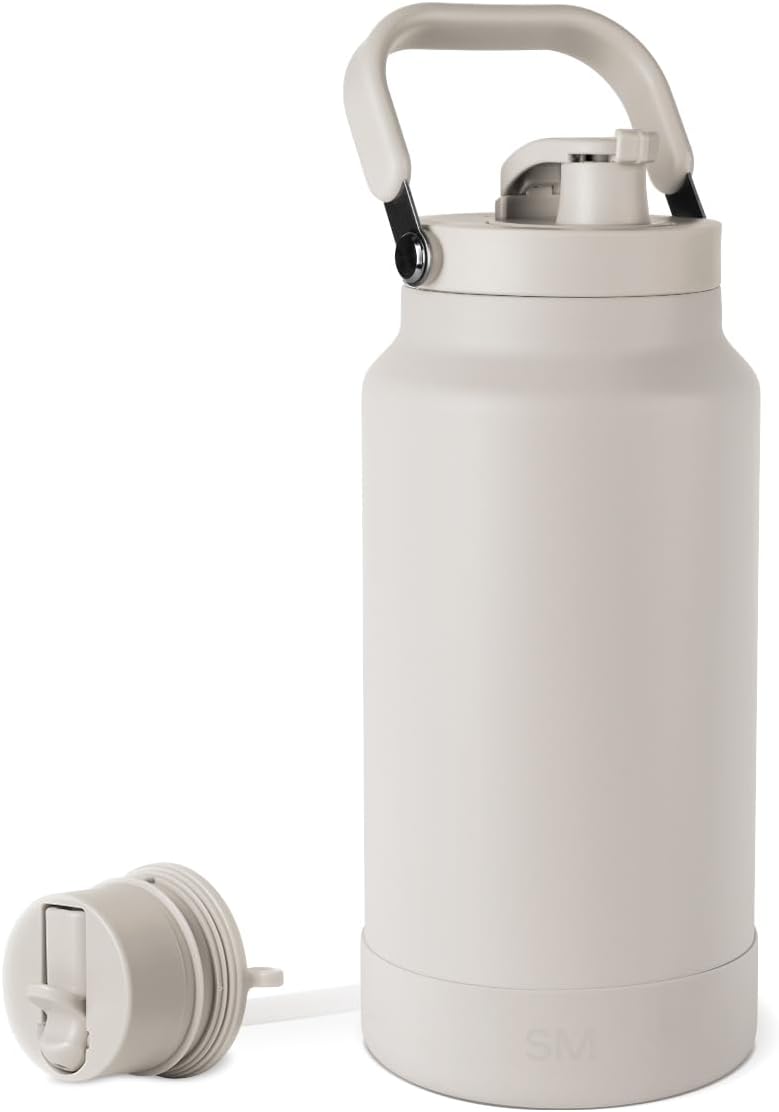 Jarra de botella de agua moderna y sencilla | Tapa de pajita y chug | 64 onzas, color beige | Jarra de agua de acero inoxidable con aislamiento de medio galón Trek Pivot con asa | Tapa intercambiable, maletero | Abedul Almendro