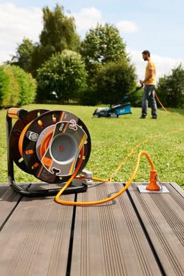Diall Enrouleur de jardin 50 m HO5VVF 3G1,5 mm² IP44 230 V 16 A. | Câble 50 m HO5VVF 3G1,5 mm² avec protection thermique et indice IP44.