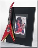 La guitarra es marca nueva réplica en miniatura escala 1: 4 (25 cm de altura)