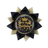 Mesurant environ 9 x 9 cm, il s'adapte confortablement à tous les âges. Sa fixation sécurisée s'adapte parfaitement aux vêtements, chapeaux ou sacs sans accrocher les tissus, garantissant un port facile et sûr.