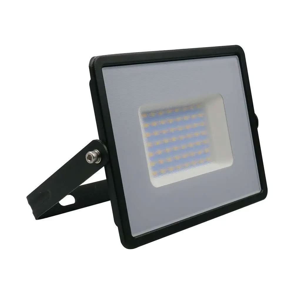 Proyector LED de 50W para sustituir focos antiguos y eliminar zonas oscuras en el patio