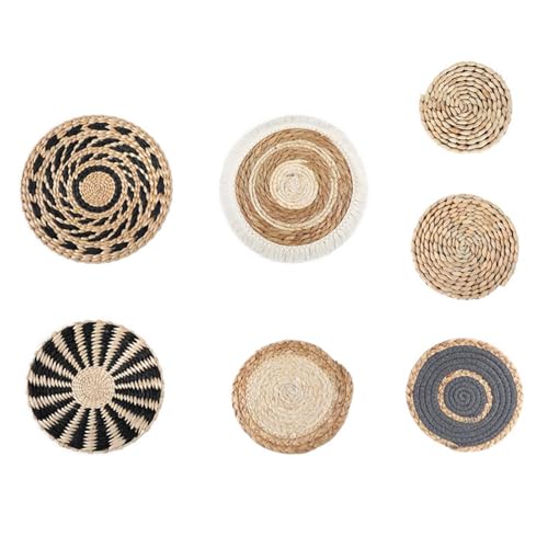 Chambre à coucher zen : panier en paille artisanal et lot de décorations murales naturelles
