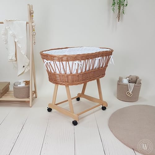 Moisés Julia, carrito marrón con colchón, sábana bajera de mimbre y madera, funda nórdica en color blanco con estrellas