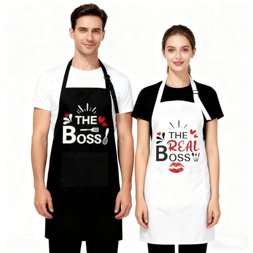 VOSSOT Set de 2 Tablier de Cuisine Couple “The Boss & The Real Boss”, Tablier Humoristique Homme Femme, Tablier Réglable avec Poche, Tablier Original pour...
