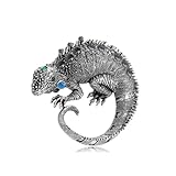 Las piedras verde esmeralda y los adornos de cristal crean puntos focales llamativos, mientras que la intrincada metalistería captura a la perfección las características naturales del lagarto.