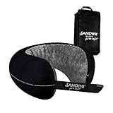 GRATIS ENTHALTEN: TRANSPORTTASCHE MIT BEFESTIGUNGS-CLIP: Die Transporttasche ermöglicht Ihnen ein hygienisches und platzsparendes Transportieren des Reisekissens. Dank dem Befestigungs-Clip können Sie das Reisekissen schnell und einfach außen am Handgepäck oder Rucksack befestigen, haben es immer schnell zur Hand und sparen sich dadurch auch Platz im Koffer. TravelFix ist bei 30°C waschbar sowie trocknergeeignet.