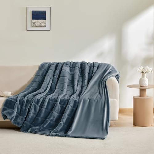 Sophia & William, Faux Fur Throw Blanket, 60 x 80 Faux Fur, Blue by Sophia & William - Used condition - US$35.63