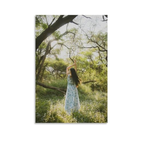 Poster femme dansant librement en forêt pour célébrer la joie et la nature