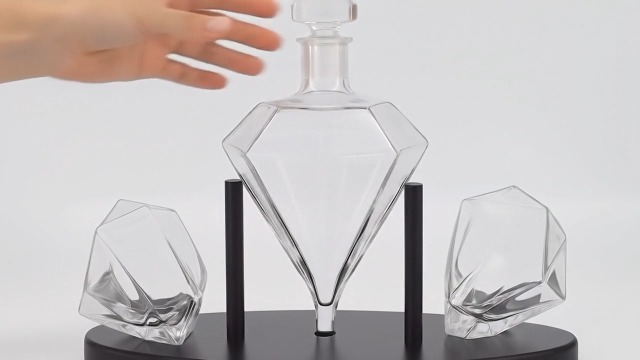 Amazon.com | The Wine Savant Diamond Whiskey Decanter l With 2
