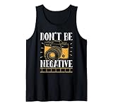 El diseño "Don't Be Negative" es perfecto como regalo para cumpleaños, navidad o cualquier otra ocasión especial. Para un hombre con cámara, fotógrafo o amante de la fotografía. Para llevar en su tiempo libre un diseño fresco.