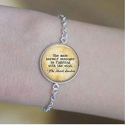 Pendentif avec citation du jardin secret - Bijoux littéraires - She Made Herself Stronger Lighting The Wind Bracelets positifs Message