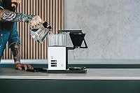 Melitta One – Filterkaffeemaschine mit Glaskanne, 92-96 °C Brühtemperatur und bis zu 10 Jahren Langzeitgarantie, für bis zu 10 Tassen Kaffee, Edelstahl-Oberflächen mit Lackierung in Cream White – Ansicht 3