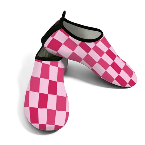 Zapatos para playa y natación rosa con diseño de tablero de ajedrez
