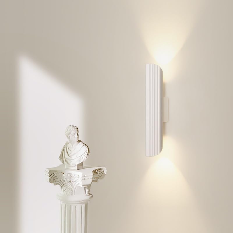 Aplique de pared moderno para interiores dorado con iluminación vertical 3