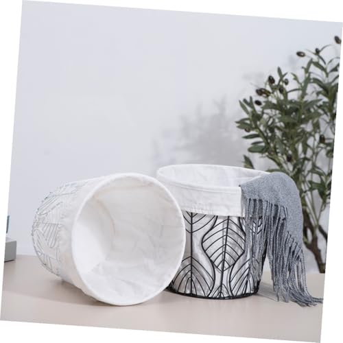 Panier de rangement en fer noir au design industriel épuré